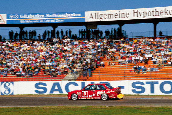 Harald Grohs greift ins Lenkrad von einem seiner ehemaligen BMW M3