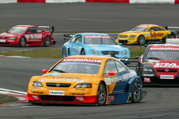 Ein Opel Astra V8 Coupé von Joachim Winkelhock nimmt an den Demorunden in der Eifel teil