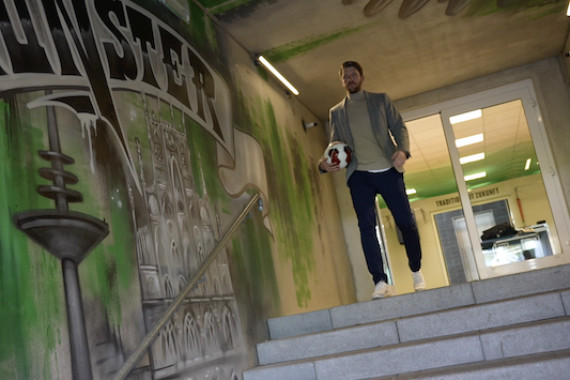 Schnittbilder vom Interviewtermin mit Preußen-Sportdirekor Peter Niemeyer und einer Trainingseinheit von Regionalligist Preußen Münster vor dem Duell in der zweiten DFB-Pokalrunde gegen Hertha BSC.