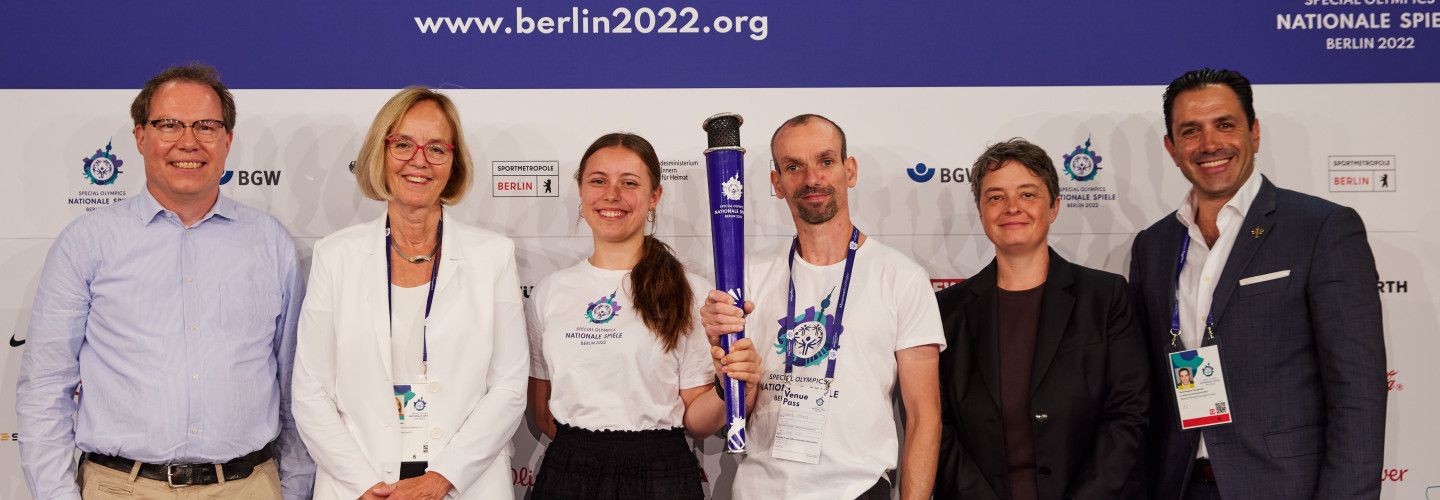 Feuer und Flamme für Special Olympics: Carsten Kranz, COO der Special Olympics World Games Berlin 2023, Christiane Krajewski, Präsidentin Special Olympics Deutschland, Lilly Binder und Robert Herberg, Gesichter der Spiele, Dr. Nicola Böcker-Giannini, Berliner Staatssekretärin für Sport, David Evangelista, Special Olympics International (vlnr.)