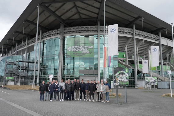 Bewegtbildmaterial von einer Stadionführung in Wolfsburg mit Ex-VfL-Spieler Roy Präger. Die Preisträger der Sepp-Herberger-Awards nahmen am Spielfeldrand ihre Urkunden vom ehemaligen Nationalspieler Maximilian Arnold entgegen.