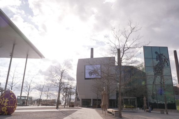 Bewegtbildmaterial von einer Führung durch die Autostadt in Wolfsburg, die die Preisträger der Sepp-Herberger-Awards vor der Abendveranstaltung erlebt haben.