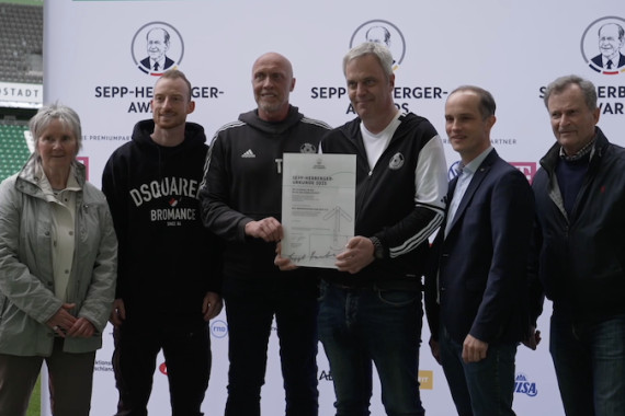 Dieser Moment wird dem OSC Bremerhaven noch lange in Erinnerung bleiben: Im Rahmen der Sepp-Herberger-Awards hat der Verein aus dem Bremer Fußballverband in der Autostadt in Wolfsburg den Preis in der Kategorie „Handicap-Fußball“ verliehen bekommen - überreicht von VfL-Kapitän Maxi Arnold.