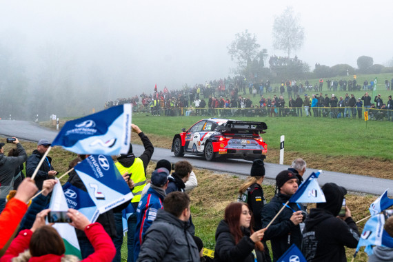 Logenplatz für die Action: Die rund 40 Fan-Zonen bieten Service, Sicherheit und natürlich einen perfekten Blick auf die spektakuläre Rallye-Aciton