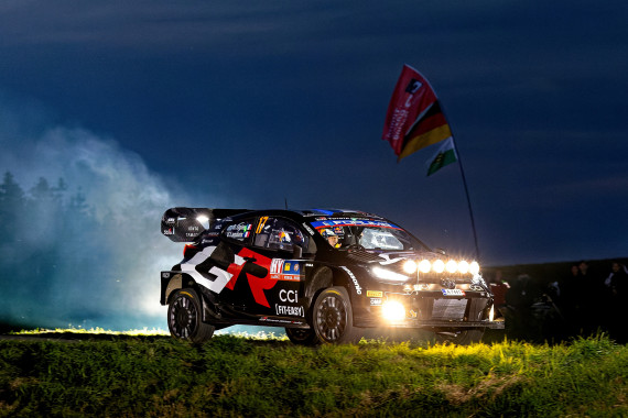 Bis in die Dunkelheit hinein führen die Tagesetappen der Central European Rally 2025 – für die Besucher gibt es Action und Unterhaltung von der ersten bis zur letzten Minute