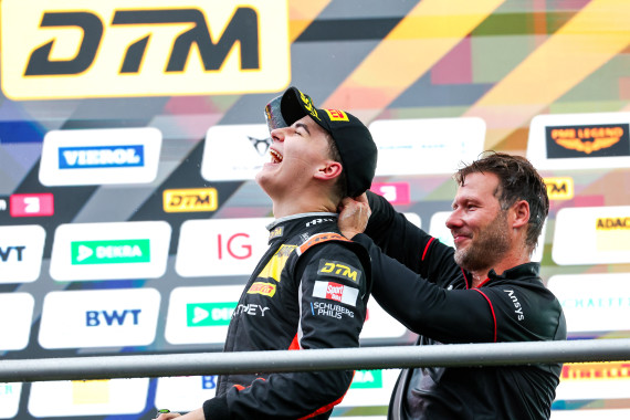 Schuring freute sich mit Sebastian Golz (Projektleiter Porsche 911 GT3 R) über sein 1. DTM-Podium