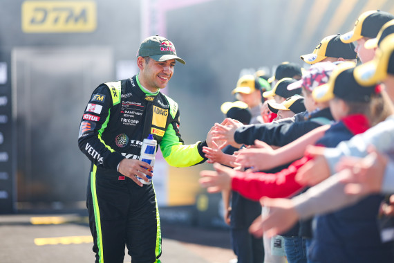 Porsche-Pilot Ayhancan Güven freut sich über den Support seiner vielen Fans