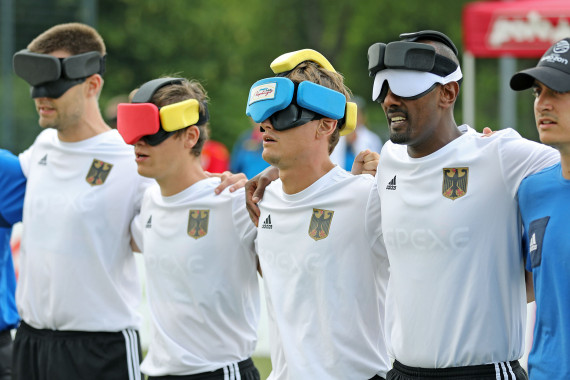 Taime Kuttig (3.v.r.) mit der Blindenfußball-Nationalmannschaft.JPG