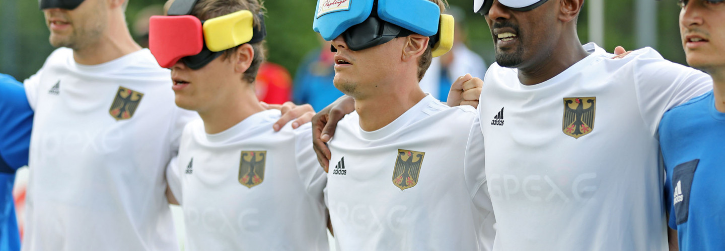 Taime Kuttig (3.v.r.) mit der Blindenfußball-Nationalmannschaft.JPG