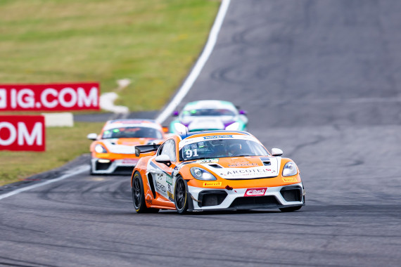 Markant in Orange und Weiß- Die beiden Porsche von Wimmer Werk Motorsport