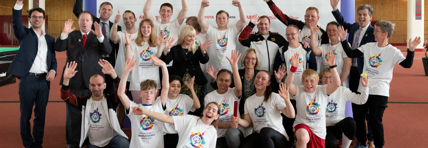 Zusammen unschlagbar: Special Olympics Athlet*innen aus Berlin und Brandenburg, die "Gesichter der Spiele" Robert Herberg (untere Reihe, 1. v. links) und Lilly Binder (untere Reihe, 3. v. rechts). Außerdem im Bild: Sven Albrecht (1. v. links), CEO Special Olympics World Games Berlin 2023 und SOD, Ian Harper (2. v. links), Global Messenger, Iris Spranger (Mitte), Sportsenatorin, stehend neben Christiane Krajewski (kniend), SOD-Präsidentin, und Timothy Shriver (hinten rechts), Vorsitzender Special Olympics International.