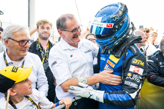 René Rast freut sich mit Teamchef Torsten Schubert über seinen Jubiläumssieg in der Eifel (r-l)