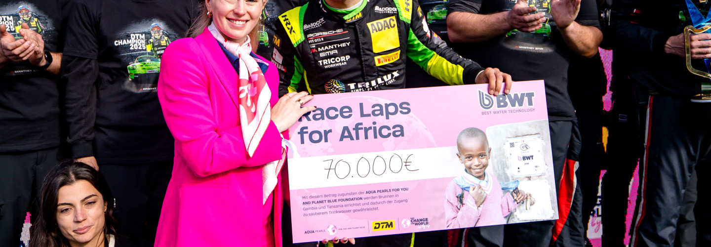 Anna Grubeck (Leitung Sponsoring bei BWT) und Ayhancan Güven freuten sich über 70.000 Euro beim BWT Race Lap Award