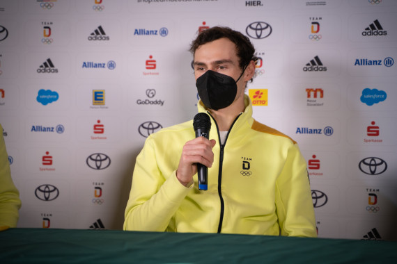 Auf der Pressekonferenz in Zhangjiakou hat Kombinierer Vinzenz Geiger über seinen sensationellen Olympiasieg gesprochen.
