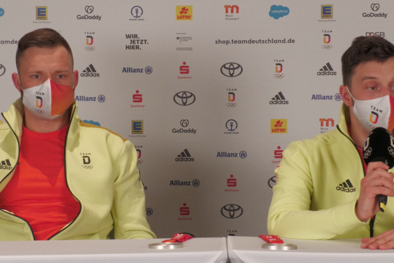 Nach einem Doppelsieg im Eiskanal von Yanqinq war das Duo Toni Eggert und Sascha Benecken zu Gast auf der Pressekonferenz des Team Deutschland und haben u.a. über ihren Silber-Erfolg gesprochen.