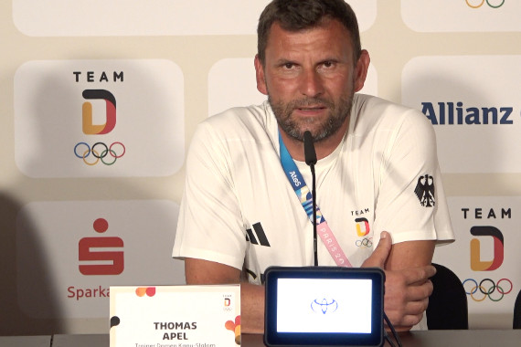 Trainer der Damen Thomas Apel spricht auf der Pressekonferenz u.a. über die Vorbereitungen auf Paris 2024 und die besonderen Merkmale seiner Athletinnen.