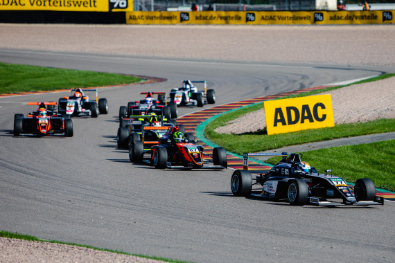 Tim Tramnitz (#77) will Oliver Bearman (#87) noch abfangen