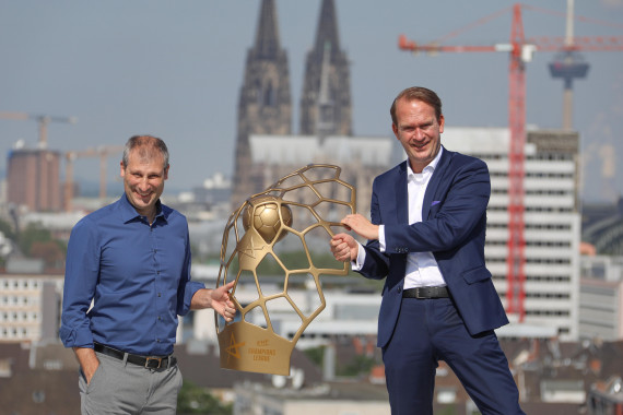 Auf dem Dach der LANXESS arena übergab David Szlezak, Geschäftsführer der EHF-Marketing GmbH, symbolisch die EHF Champions League Trophy an Arena-Geschäftsführer Stefan Löcher und die LANXESS arena. 