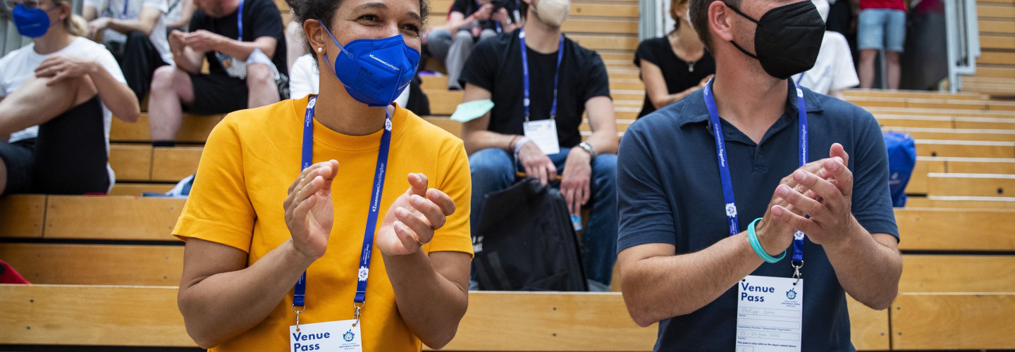 Célia Šašić und Philipp Lahm schauen beim Handball im Horst-Korber-Sportzentrum zu