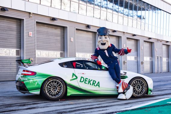 Auch Maskottchen „Pat Patriot“ war beim „Motorsport meets American Football Day“ dabei