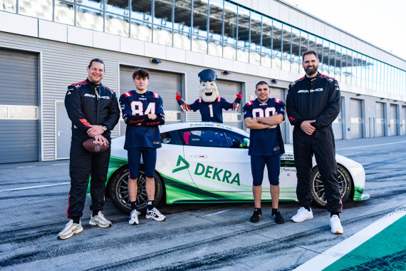 Markus Kuhn, Tom Kalender, Maskottchen „Pat Patriot“, Ayhancan Güven und Sebastian Vollmer (l-r)
