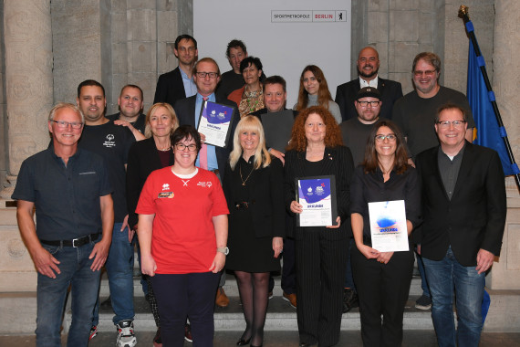 Sportsenatorin Iris Spranger (Mitte) nach der Zertifikatsübergabe mit Vertreter*innen der Berliner Bezirke, Special Olympics Athlet*innen und weiteren Vertreter*innen Berliner Werkstätten