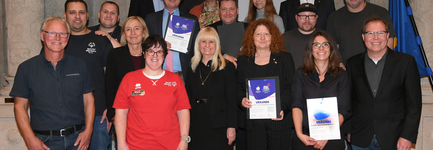 Sportsenatorin Iris Spranger (Mitte) nach der Zertifikatsübergabe mit Vertreter*innen der Berliner Bezirke, Special Olympics Athlet*innen und weiteren Vertreter*innen Berliner Werkstätten