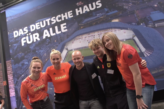 Ein Jahr vor Olympia in Paris haben der Deutsche Olympische Sportbund, der Deutsche Behindertensportverband und die Deutsche Sport Marketing im Rahmen der “SID Mixed Zone” in Köln den Stand der Vorbereitungen präsentiert - mit besonderem Fokus auf das deutsche Haus.