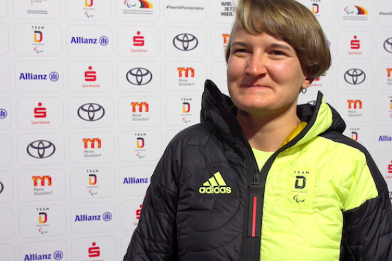 93 Tage vor der Eröffnungsfeier in Peking haben DOSB und DBS ihre Outfits für die Olympischen und Paralympischen Spiele in China vorgestellt. Im Interview spricht Monoskifahrerin Anna-Lena Forster u.a. über ihre Ziele und die Bekleidung des Team Deutschland.