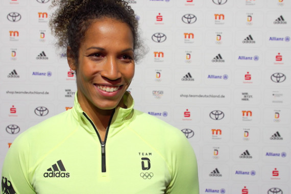 93 Tage vor der Eröffnungsfeier in Peking haben DOSB und DBS ihre Outfits für die Olympischen und Paralympischen Spiele in China vorgestellt. Im Interview spricht Olympiasiegerin Mariama Jamanka u.a. über ihre Ziele und die Bekleidung des Team Deutschland.