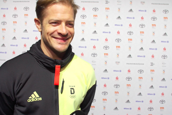 93 Tage vor der Eröffnungsfeier in Peking haben DOSB und DBS ihre Outfits für die Olympischen und Paralympischen Spiele in China vorgestellt. Im Interview spricht Eishockey-Nationalspieler Moritz Müller u.a. über seine Ziele und die Bekleidung des Team Deutschland.