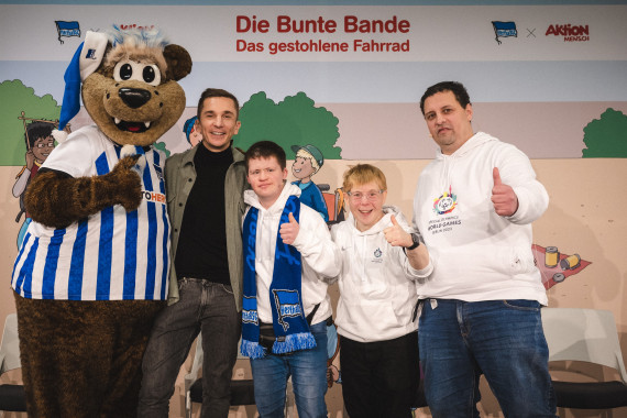 Das Team von Special Olympics bei der inklusiven Lesung von Hertha BSC (v.l.n.r.): Herthinho, Eric Mayer, Arthur Hackenthal, Daniela Huhn, Reynaldo Montoya