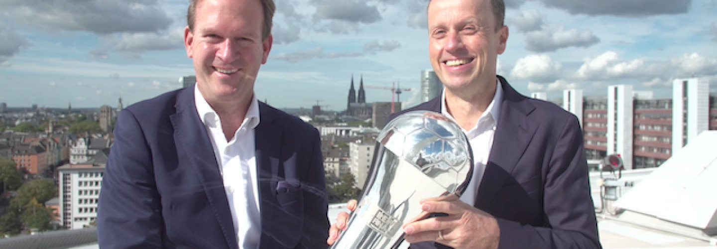 Frank Bohmann (HBL, r.), Stefan Löcher (Lanxess Arena)