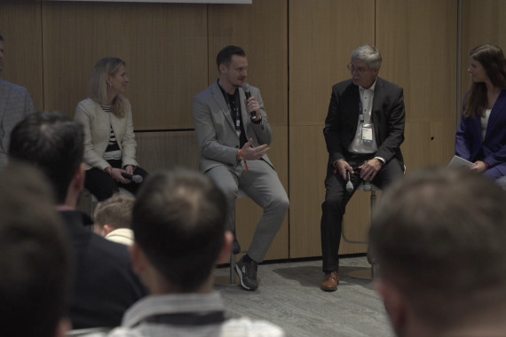 Im Rahmen der SPOBIS Conference trafen sich DFB-Vizepräsident Ralph-Uwe Schaffert, HSV-Präsident Marcell Jansen, Blindenfußball-Nationalspieler Alexander Fangmann und weitere Vertreter des Sports, um über die Chancen des Inklusionsfußballs für Vereine und Verbände sowie die Rolle von Inklusion im Hinblick auf die Fußball-Europameisterschaft 2024 zu sprechen.