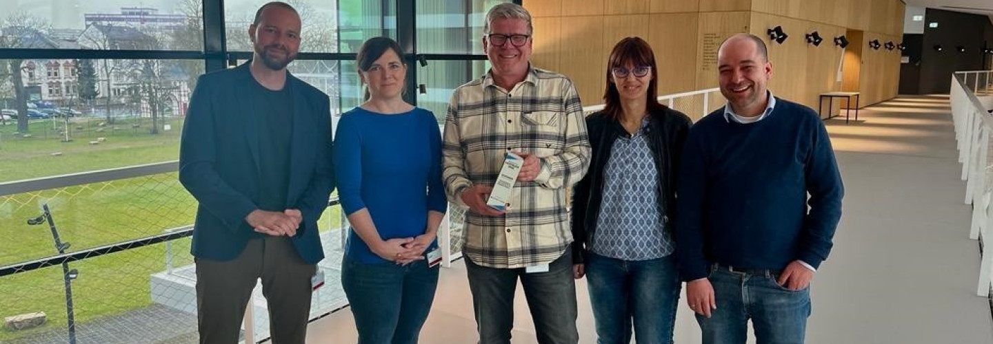 Das Gewinner-Projekt „Miteinander“ bei der Preisübergabe – von links nach rechts: Moritz Rebhan (die Bayerische), Dr. Thaya Vester (Universität Tübingen), Ralf Klohr, Prof. Dr. Silke Sinning (DFB Vizepräsidentin, Universität Koblenz-Landau), Joachim Lammert (FanQ).