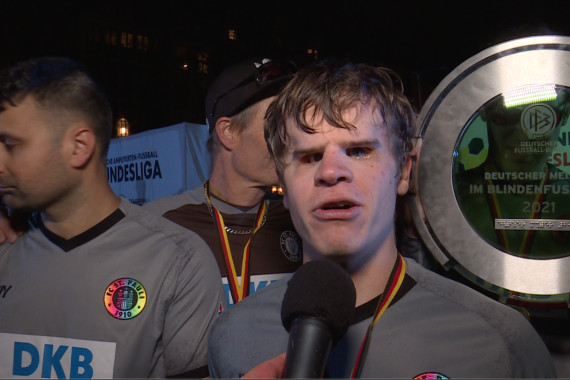 Der neue Deutsche Meister im Blindenfußball heißt FC St. Pauli. Interview mit Jonathan Tönsing, Torschützenkönig sowie Siegtorschütze, Torwart Matthias Gutzmann und Trainer Wolf Schmidt.