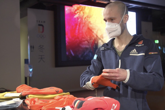 Schnittbilder von der Einkleidung der Skispringer Pius Paschke und Constantin Schmid