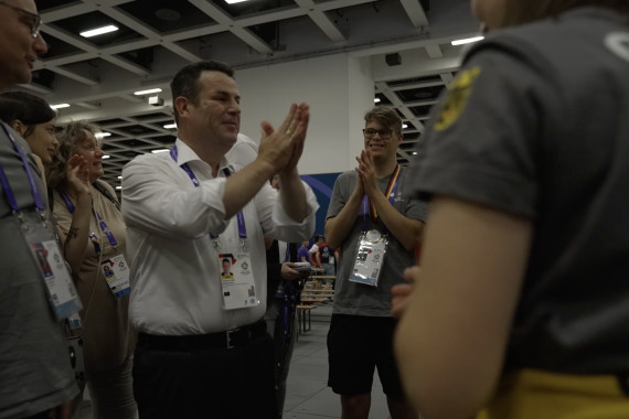 Footage von Bundesarbeitsminister Hubertus Heil, der u.a. die Volunteers das Healthy-Athletes-Programm besucht hat.