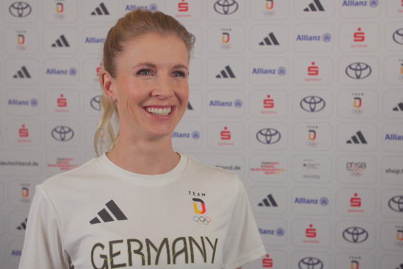Im Interview spricht Olympiasiegerin Jessica von Bredow-Werndl über die Unterschiede zu den olympischen Wettkämpfen in Tokio und über ihre anstehenden Qualifikationswettkämpfe .