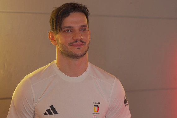 Rund vier Monate vor Beginn der Sommerspiele in Paris spricht Para-Leichtathlet Ali Lacin über seinen Fokus bei der Mitgestaltung der Kollektion und über seine Ziele für die Paralympics..