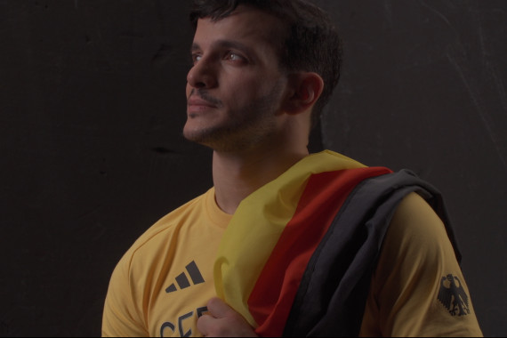 Rund vier Monate vor Beginn der Paralympics präsentiert sich Para-Sprinter Ali Lacin in seinem Outfit für Paris.