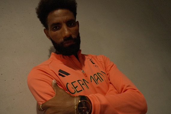 Rund vier Monate vor Beginn der Olympischen Spiele präsentiert sich Marathonläufer Amanal Petros in seinem Outfit für Paris.