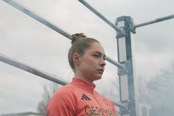 Rund vier Monate vor Beginn der Olympischen Spiele präsentiert sich Sprinterin Gina Lückenkemper in ihrem Outfit für Paris.