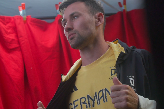 Rund vier Monate vor Beginn der Olympischen Spiele präsentiert sich Zehnkämpfer Niklas Kaul in seinem Outfit für Paris.