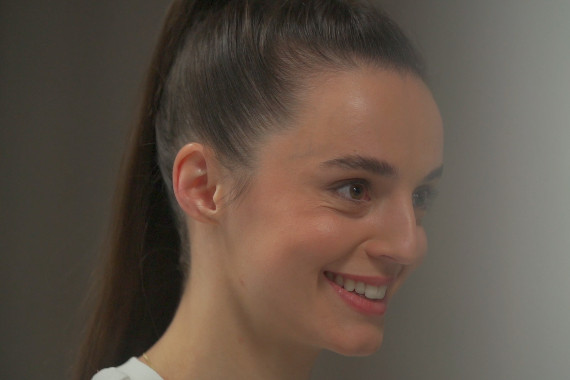 Rund vier Monate vor Beginn der Olympischen Spiele präsentiert sich Kunstturnerin Pauline Schäfer-Betz in ihrem Outfit für Paris.