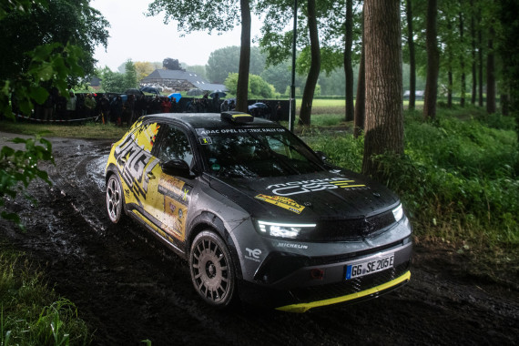Im Rahmenprogramm setzt der ADAC Opel Electric Rally Cup ein starkes Zeichen in Sachen Nachhaltigkeit