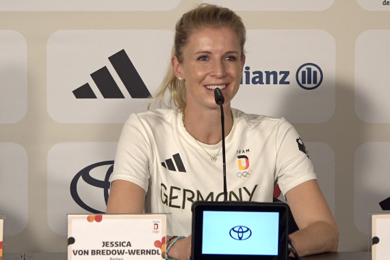 Im Rahmen der Pressekonferenz spricht die zweifache Olympiasiegerin Jessica von Bredow-Werndl u.a. über ihren Olympiasieg im Einzelwettkampf und darüber, wie sie die Leistung ihres Pferdes Dalera einschätzt.