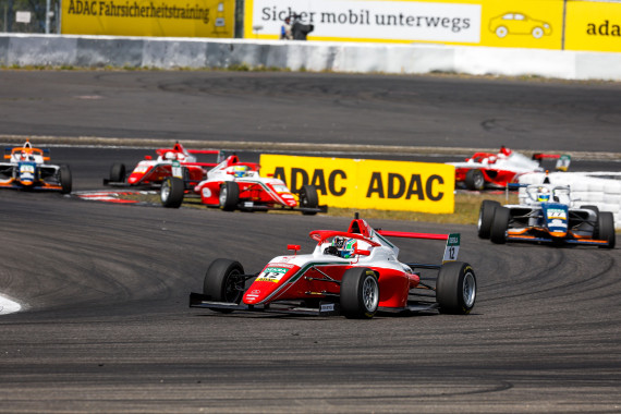 Ein bekanntes Bild: Andrea Kimi Antonelli (16/ITA/Prema Racing) führt das Rennen an