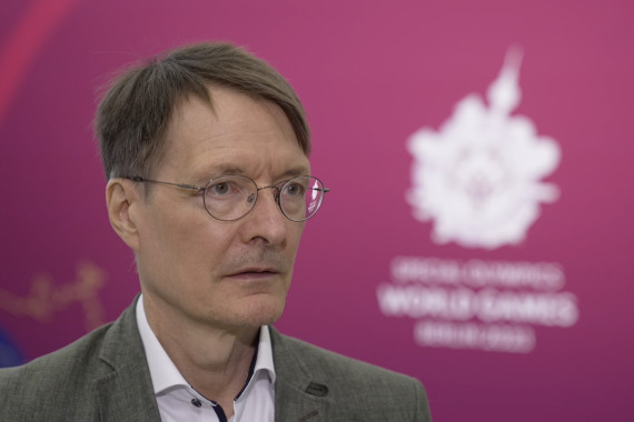 Im Interview spricht Gesundheitsminister Karl Lauterbach u.a. über das Gesundheitsprogramm Healthy Athletes, welchen Wert die Special Olympics World Games für die Inklusion haben und auf welche Wettkämpfe er sich besonders freut.
