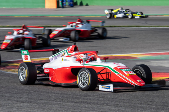 Rafael Camara (16/BRA/Prema Racing) biegt als Erster auf die Start-Ziel-Gerade ab